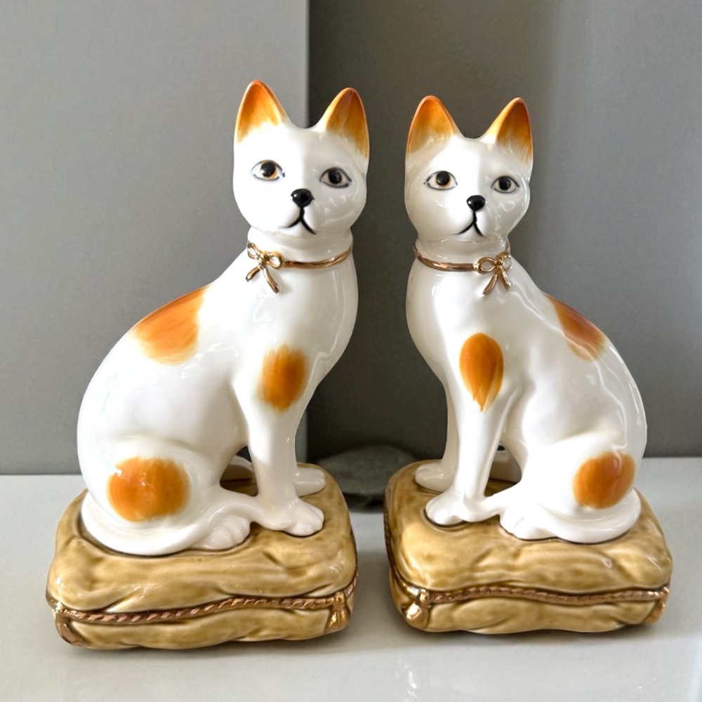 Andrea by Sadek 2 VTG Staffordshire Style ceramic cat figurines